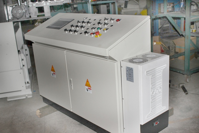 الفرق بين وحدة التغذية المؤازرة 3 في واحد وخط إنتاج الختم المقسم