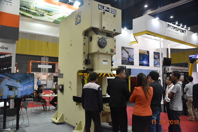 تطبيق آلة الضغط القوية في ختم تكنولوجيا الإنتاج الآلي