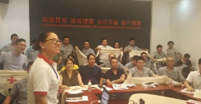 نظمت KINGLAN أنشطة التدريب على الإسعافات الأولية للصليب الأحمر