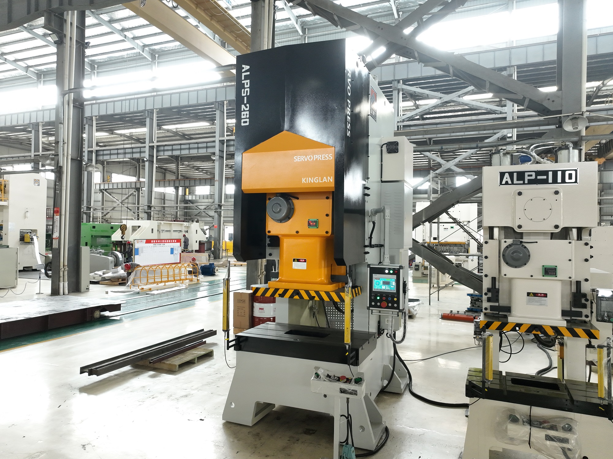 مكبس القدرة الميكانيكية أم مكبس القدرة الهيدروليكي: أيهما مناسب لك؟