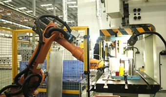 كيف يعمل ختم الأتمتة على تحسين الإنتاجية وتقليل تكاليف العمالة